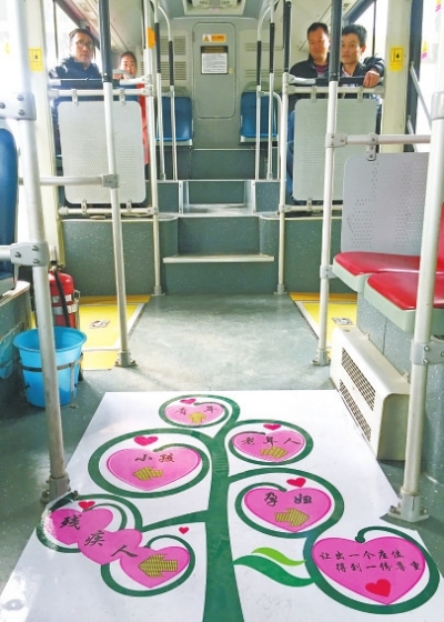 鄭州一車長繪制卡通“導(dǎo)座圖” 老弱病殘?jiān)锌磮D坐