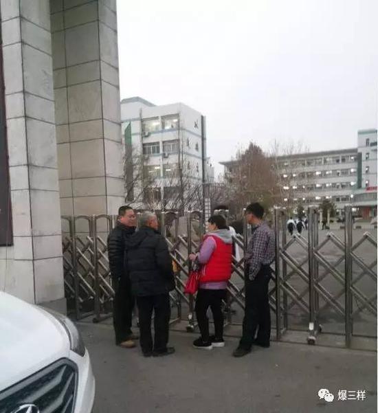 中學(xué)推平板教學(xué)收280萬元 學(xué)生排隊(duì)催家長送錢 中學(xué)推平板教學(xué)收280萬元 學(xué)生排隊(duì)催家長送錢