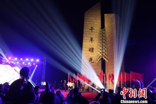 全球數(shù)萬(wàn)名游客共迎浙江溫嶺第一道新年曙光