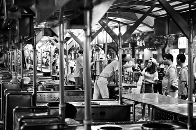 東華門夜市昨晚只有11家商戶出攤 攝影/本報(bào)記者 袁藝